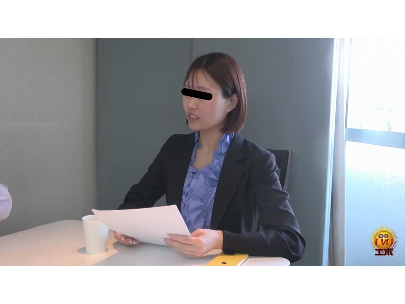 社内トイレ隠撮 OLお仕事中 おしっこ我慢すべり込みトイレ2　サンプル画像16