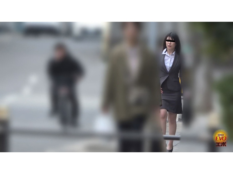 社内トイレ隠撮 OLお仕事中 おしっこ我慢すべり込みトイレ2　サンプル画像17