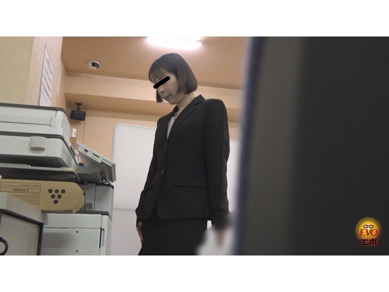 社内トイレ隠撮 OLお仕事中 おしっこ我慢すべり込みトイレ2　サンプル画像2