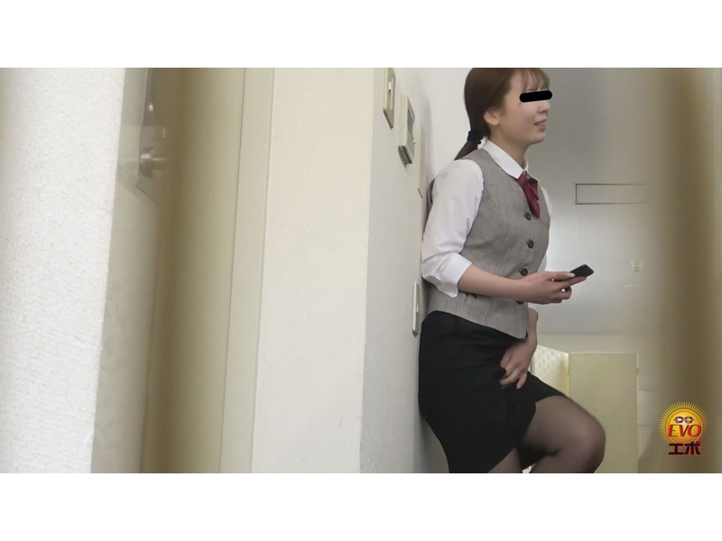 社内トイレ隠撮 OLお仕事中 おしっこ我慢すべり込みトイレ2　サンプル画像20