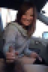 スマホ隠し撮り!出会い系サイト ワ○ワクメールで小遣い稼ぎしてる娘に車でヌいてもらいました♪ サンプル画像01