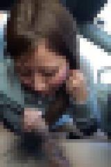 スマホ隠し撮り!出会い系サイト ワ○ワクメールで小遣い稼ぎしてる娘に車でヌいてもらいました♪ サンプル画像04
