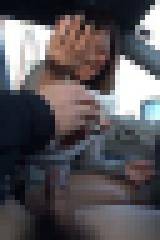 スマホ隠し撮り!出会い系サイト ワ○ワクメールで小遣い稼ぎしてる娘に車でヌいてもらいました♪ サンプル画像10