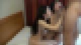 無修正個人撮影動画「このまま三人で遊ばない？女子会に乱入しそのまま3Pに発展 清楚系の彼女とスレンダーボディの欲求不満な友達に囲まれて中出し一回、フェラ抜き一回を収録?特典で別視点カメラ有り」　サンプル画像05