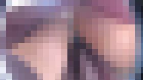 膝丈スカートちゃんの白パンツをフロント多めに拝見(No.49)　サンプル画像01