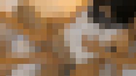 1514053 【個人撮影・W特典付き】2本の他人棒を喰らう為に来た奥様　何も知らないお子様は隣の部屋で遊戯中　　サンプル画像01