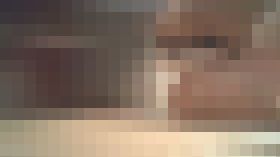 消された伝説の動画！【ガチ家庭内盗撮風】夏部屋着4　ホットパンツでの立て膝クロッチからのL字クロッチ　サンプル画像02