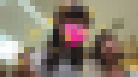 笑顔が凄く可愛らしいタヌキ顔さん女子は、黒い生Pを肉付きの良いヒップに密かに激しく食い込ませていました！　サンプル画像02