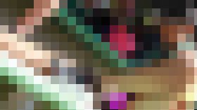 テニス美女がふとももにクリームを塗りたくる… サンプル画像01