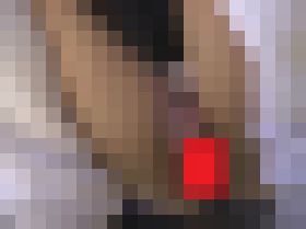 【マンコ】JKのパンツ盗撮したら下着がズレて女性器が見えた！　サンプル画像01