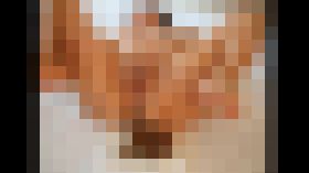 【パイパン女子】ベットで寝転がりうんこ サンプル画像01