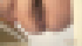 【熟女】椅子の間から丸見え排泄 サンプル画像02