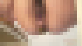 【熟女】椅子の間から丸見え排泄 サンプル画像03