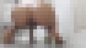 マン毛がもわっと見える放尿映像 サンプル画像01