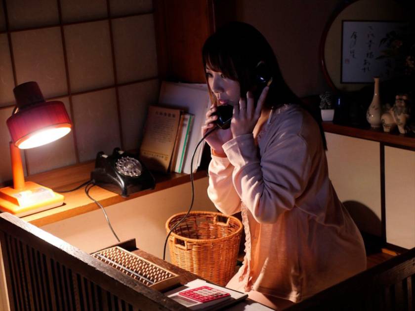 人妻質屋 4 ～夫の為に抱かれる背徳の献身妻 成宮いろは～ 　サンプル画像10