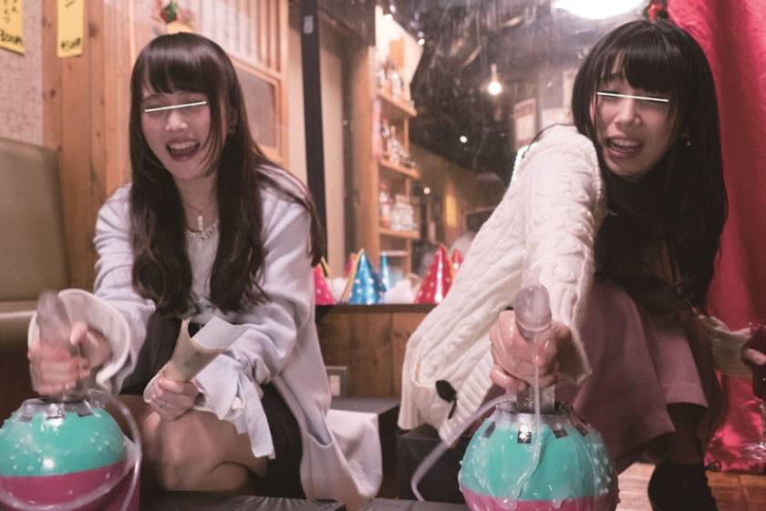 羞恥！彼氏連れ素人娘をマシンバイブでこっそり攻めまくれ！ 14 素人VSマシンバイブ 激安居酒屋にマジックミラー特設スタジオを設置 クリスマスだよ！本物夫妻！聖夜の泥酔奥さま、性欲に火をつけたら旦那さんの目の前でネトラレSEXしちゃうのか！？ 38SEX！10時間 　サンプル画像11