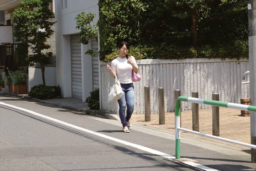 雨に打たれながら痴漢師に乳首をいじられ続けS字反りイキする敏感巨乳女 サンプル画像11
