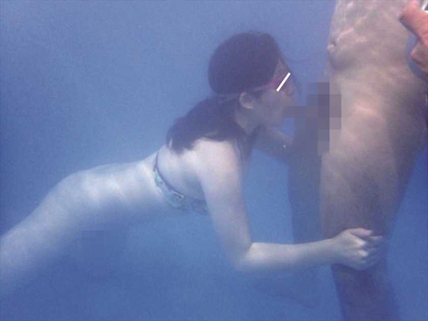 母親と息子が水中でこっそり近親相姦ゲーム 　サンプル画像11