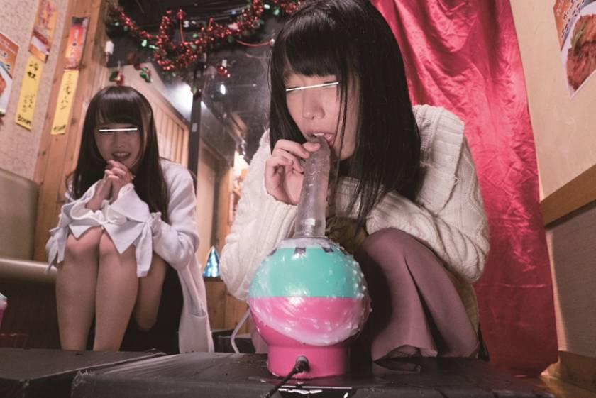 羞恥！彼氏連れ素人娘をマシンバイブでこっそり攻めまくれ！ 14 素人VSマシンバイブ 激安居酒屋にマジックミラー特設スタジオを設置 クリスマスだよ！本物夫妻！聖夜の泥酔奥さま、性欲に火をつけたら旦那さんの目の前でネトラレSEXしちゃうのか！？ 38SEX！10時間 　サンプル画像12