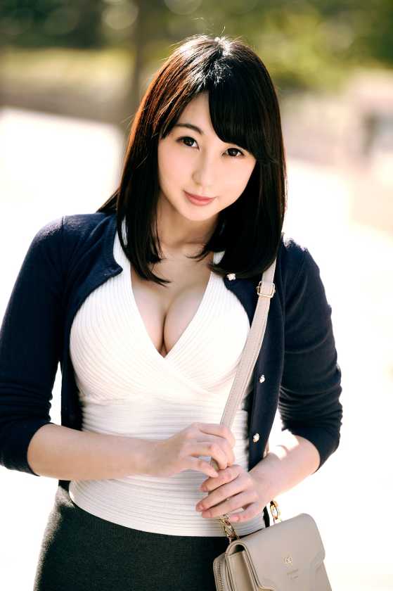巨乳家系に産まれた爆乳Hカップでウエスト56cm!スタイル抜群過ぎる田舎娘いろはちゃん参上!実家の茶畑手伝いをしている世間知らずの茶摘み娘は経験人数が1人!応募理由は「上京し一人暮らしをする資金に…」AV出演にド緊張状態!初めての電マに困惑するが絶頂の嵐!男優の激しいピストンに思わず「止めて下さい…」何で?「気持ち良くなっちゃうから…」ピュアな茶摘み娘は何度も何度もイカされるのであった…めでたしめでたし♪ サンプル画像12