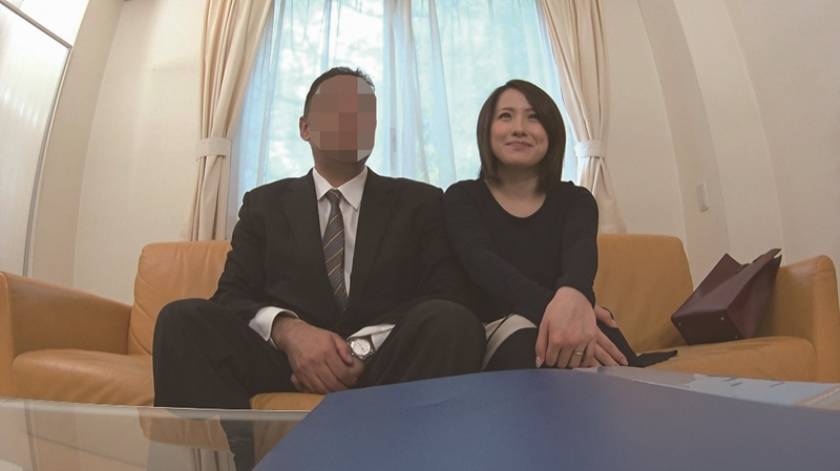 寝取らせ検証『夫婦のセックスを記念に残すはずが代役との疑似SEXに･･･』プライベートAV制作で他人棒をオマ○コに擦られ続けた妻はその後浮気してしまうのか？ 　サンプル画像14