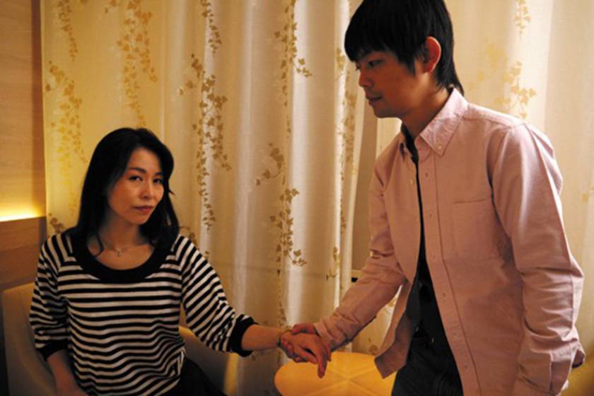 「もう、これしか思いつかない・・母さんとしてくれる?」うまくいかない息子との関係改善のため禁断のSEXを選んだ母。戸惑いながらもしっかり発情しマ○コ刺激する勃起チ○ポ!背徳感が母と子を燃え上がらせ、最後には中出しまで・・お父さん今回だけだから許してください・・ サンプル画像15