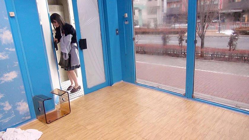 なるみちゃん(18) 女子〇生 マジックミラー号 育ちの良いお嬢様女子〇生が人生初の膣内洗浄でイキまくり!! サンプル画像17