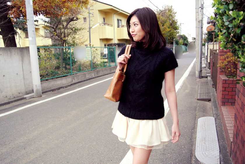 不倫妻ハメ撮り 汚い男の部屋に主婦が通いSEX 山岸香里奈 安里泉水 上野菜穂 サンプル画像1