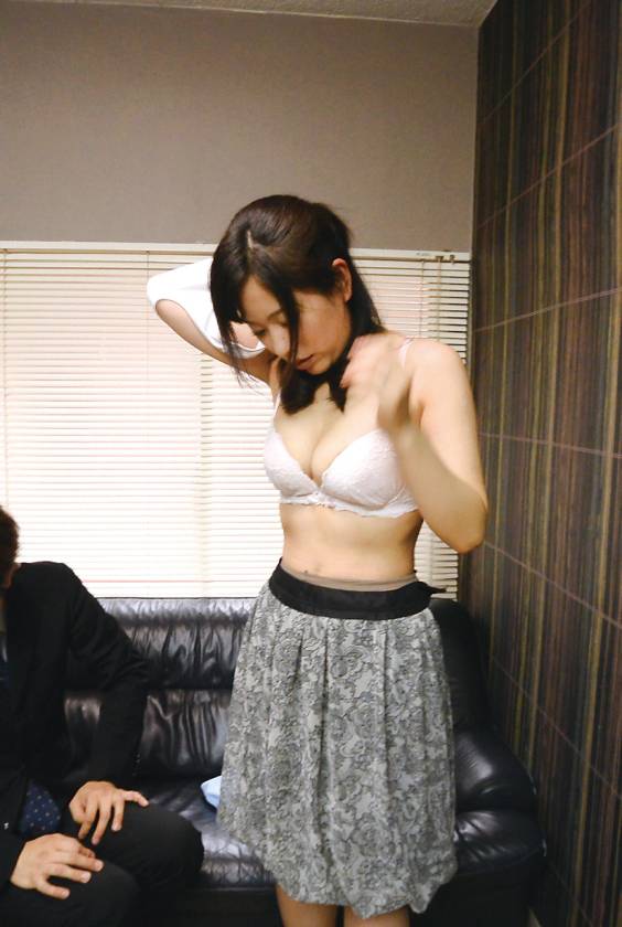 借金まみれの美人妻 夫に云えない肉体返済 とみの伊織 橘メアリー 佐山杏里 若槻みづな 堀越なぎさ 　サンプル画像1