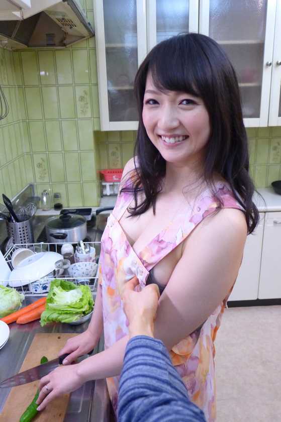 【VR】二階堂ゆり ラブラブキッチン キュートな巨乳妻といちゃいちゃクッキング 　サンプル画像1