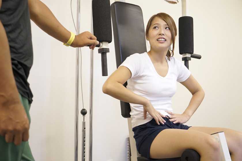 理想の身体を求めてスポーツジムに通う女性たちがトレーナーの餌食になるっ！！短期集中型プログラム失禁・痙攣マッサージ 尾上若葉 通野未帆 かなで自由 　サンプル画像1