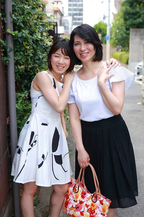 美人母娘の家に泊まりに行こう~出来れば二人とも挿れたい サンプル画像1