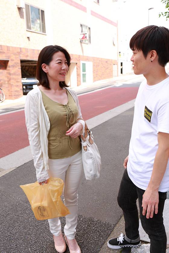 ちょっとエロそうな五十路熟女の家にお泊りしてヤリ倒したい (7) サンプル画像1