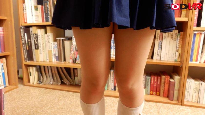 【VR】【視点移動VR】図書館の美少女をスカートの中まで凝視！どこまでも追い込み押し倒して中出しレイプ！ 　サンプル画像1