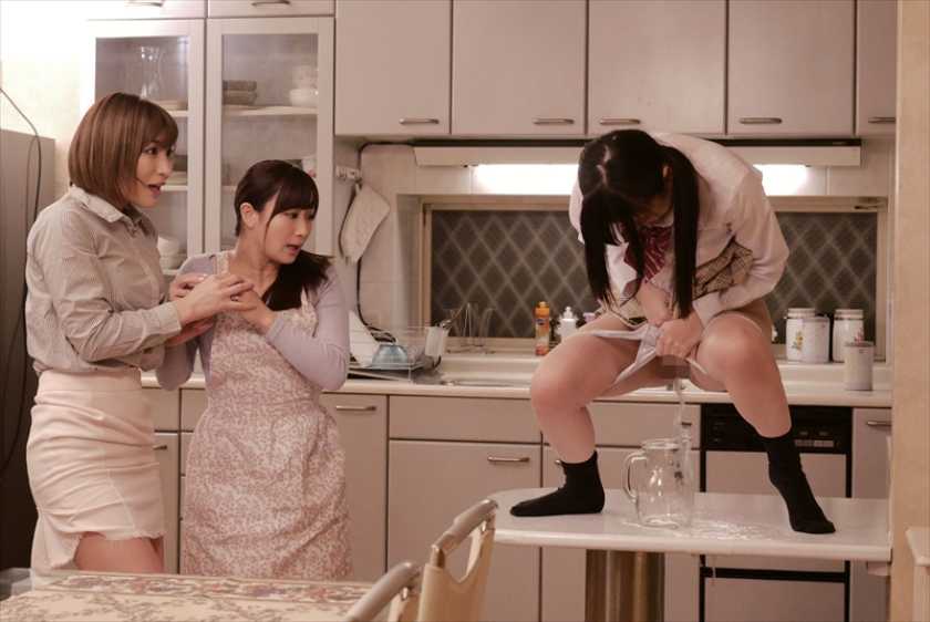 催眠光線で支配された家族 川上ゆう 夏希みなみ 宮沢ゆかり 若月まりあ 　サンプル画像1