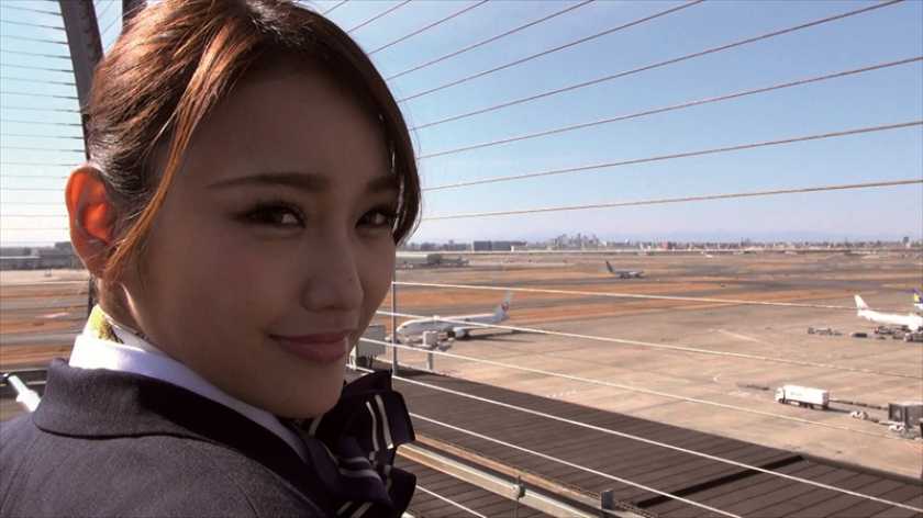 「私…中出しの快感を忘れられずに、近所のおじさんと不倫してるんです…」妻子がいる20歳以上年上の父の友人と不倫した高身長173センチ・Fカップ奇跡の身体をもつキャビンアテンダントの1年2カ月におよぶ中出し不倫全記録 サンプル画像1