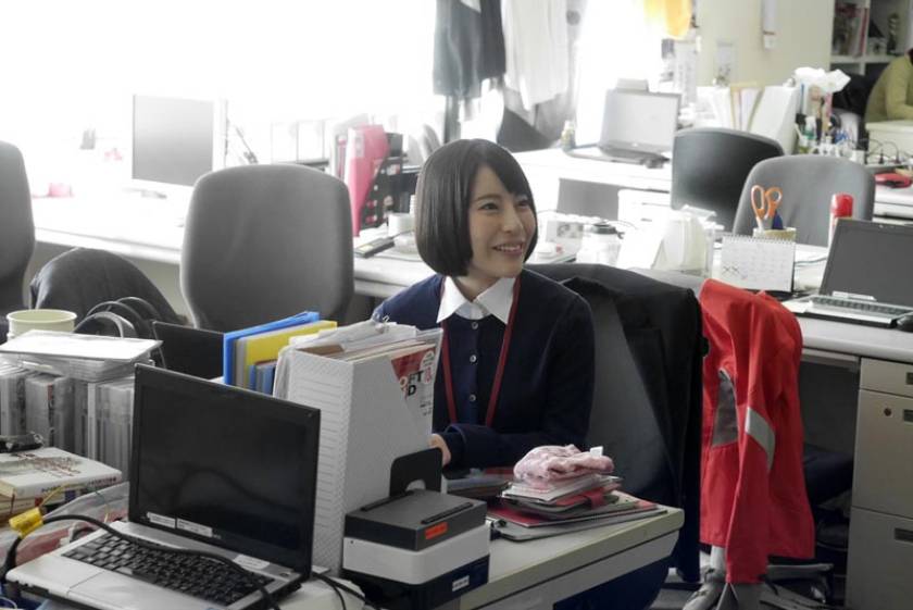 AV出演(デビュー)！！いきなり3SEX全力絶頂！SOD女子社員 宣伝部 入社5年目 マジかん広報 望月りさ(24)引き締まり腹筋・くびれ・美尻、低身長148cmに込められたOLエロス 　サンプル画像1