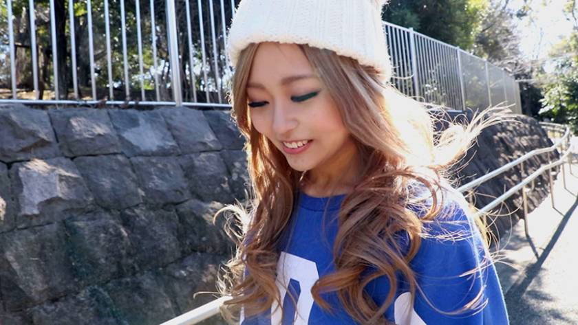 元ヤン金髪ギャルなのに処女というギャップが驚きのスタイル抜群な18才を彼女の自宅でヴァージン喪失撮影。 成宮由香 　サンプル画像1