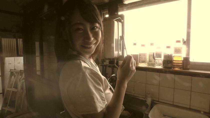 姪っ子成長日誌 親戚のオジさんと日焼けあとが生々しい巨乳少女 　サンプル画像1