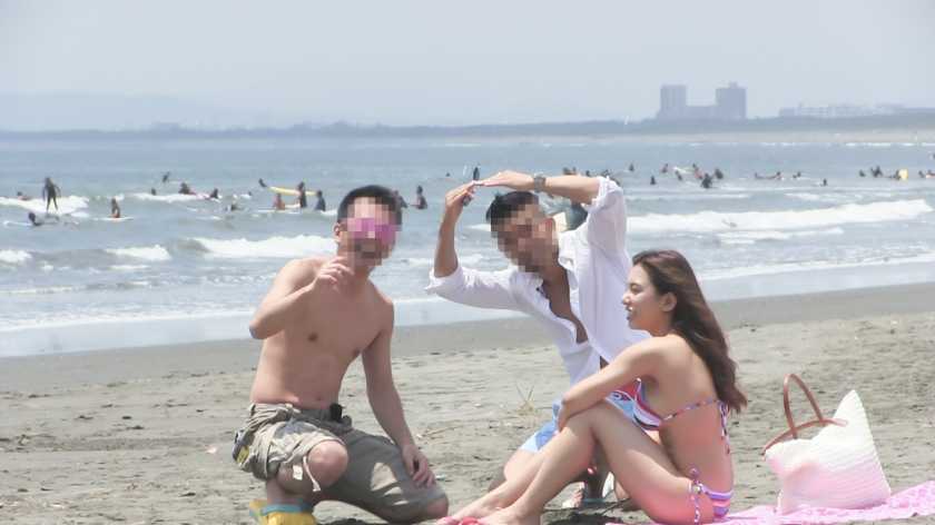 あいちゃんのGカップデカ乳がブルンブルン揺れる！たまりません！ビーチで目立ち過ぎるギャルにデカチン見せつけ～なし崩しで即ハメ！ 　サンプル画像1