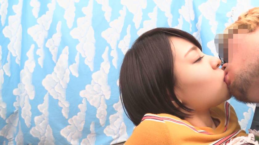 故郷秋田の雪景色を思い浮かべる程の大量発射！！看護師になる夢を叶える為にいざ東京へ。みおちゃん(22)大学生。Welcome to TOKYO！！上京したてで東京に染まってないウブな女の子は隙だらけ！？→新宿駅で発見、「迷子になってます」行きたい所まで送ってあげるからインタビュー→なまはげのモノマネからの荷物チェック→謎のTバック発見！「いざという時の為に買っちゃいました」ちょｗどゆことｗｗ→感度良すぎて触れるだけでピクピク「いつもこんなに濡れないよ」→シミ1つない綺麗な尻にズッポリ挿入→小さな可愛い声で「イクイクイクっ…」→何回イッたか分からない程の敏感娘→フィニッシュはお腹に雪化粧！！ 　サンプル画像1