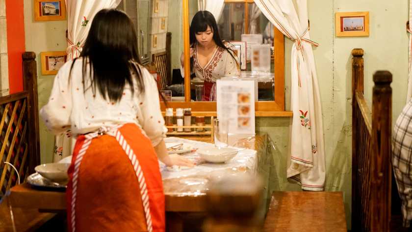 100%完全ガチ！噂の素人激カワ看板娘にアポなし取材⇒AV交渉！ target.24 世界に通用しそうな見事な巨乳の西洋料理屋看板娘 in 港区 　サンプル画像1