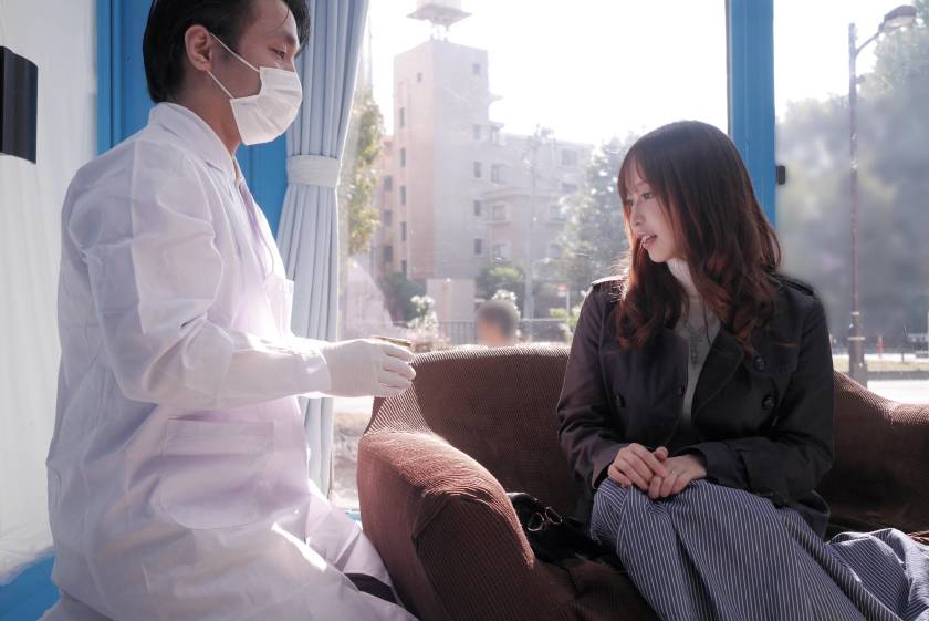 すみこ(26) 元CAの専業主婦 マジックミラー号 お金持ちの奥さんが乳首マッサージで乳首イキ！ 　サンプル画像1