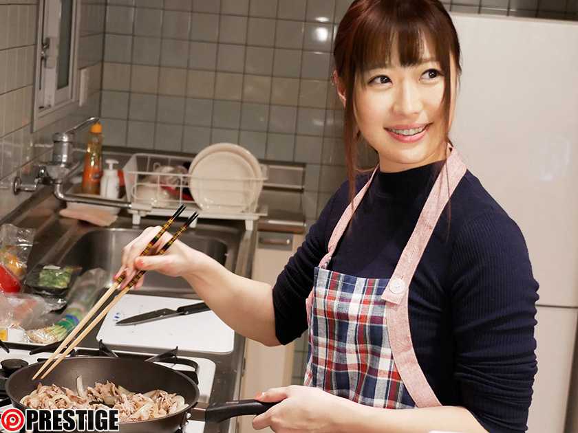 むっつり過ぎる敏感体質人妻 琴音みお29歳 AVデビュー SNSに画像を上げるほど料理が得意の良妻が旦那より立派なマツタケに悶えイキ！！ 46 　サンプル画像1