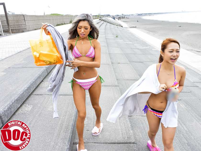 夏のビーチでエロ娘達のレイヤード水着チェック！ 　サンプル画像1