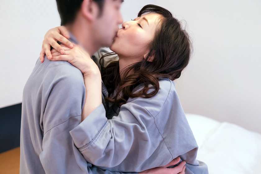 「母親を興奮させてどうするの？」息子の勃起に欲情した母親が本気でねだる！！ 近親○姦生中出し 4 　サンプル画像2