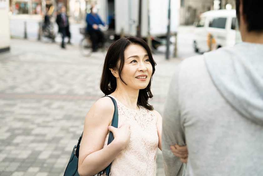 勇気あるおばさん オトコ大好き！グイグイ熟女が未来ある若者を超強引GET！！ 6 　サンプル画像2