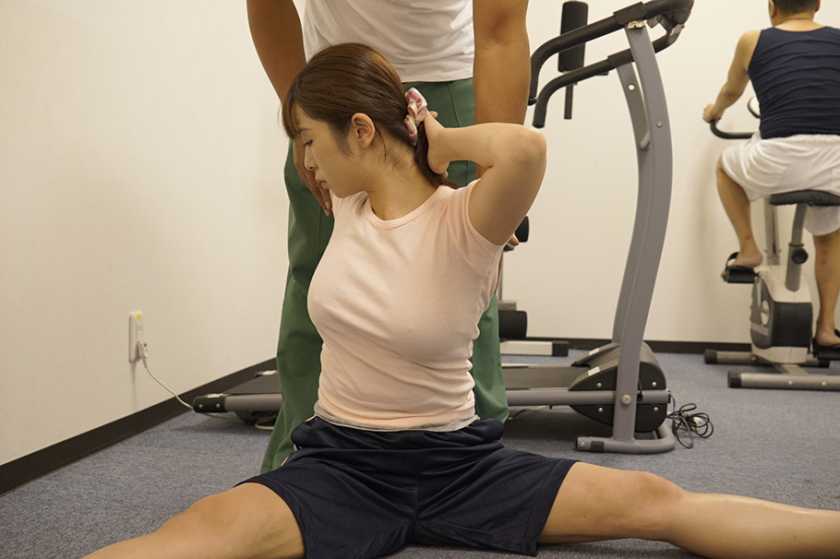 理想の身体を求めてスポーツジムに通う女性たちがトレーナーの餌食になるっ！！短期集中型プログラム失禁・痙攣マッサージ 尾上若葉 通野未帆 かなで自由 　サンプル画像2