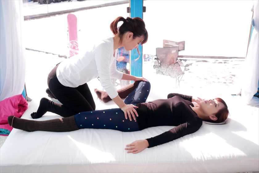 マジックミラー号 新婚カップル限定 旦那の目の前で初めての子宮マッサージで絶頂20回イカせ！意識が遠のく中、旦那よりも先に孕ませ真正中出し！ 　サンプル画像2