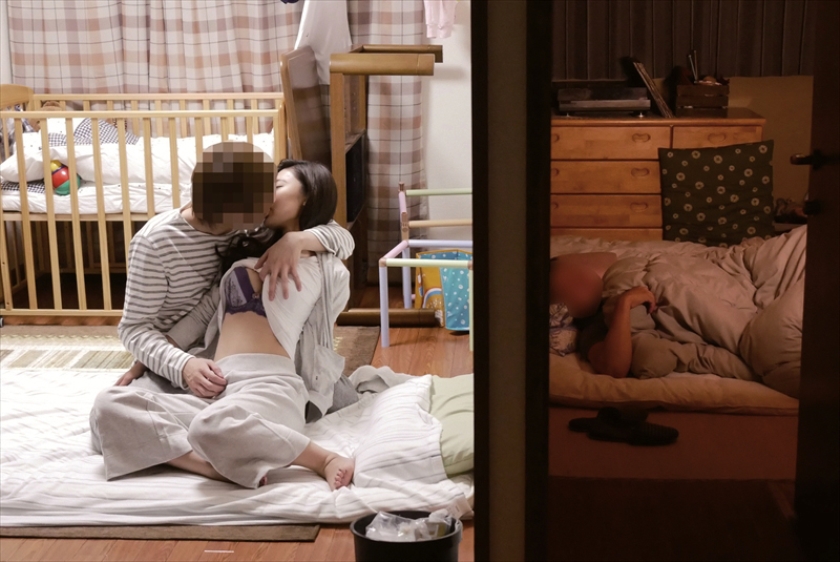 コンドームなしでエッチな状況になったらどうなるのかをモニタリング 「団地に泊まろう！」イケメン男優が「奥さんを見て勃起しちゃいました…」と近づいたらどうなるのか？！…結果、「お願い…中に出して…」と懇願！旦那が熟睡している1メートル横で生ハメ生中出し！ 　サンプル画像2